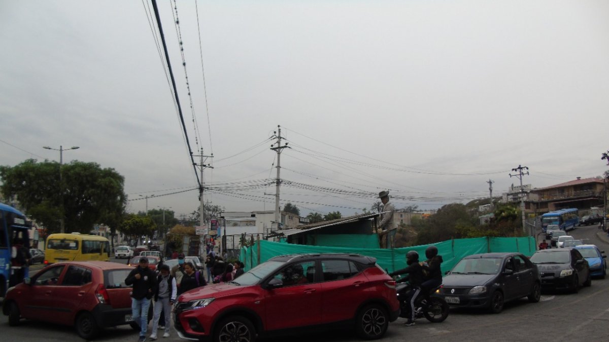 Caos. Las personas tienen problemas para avanzar entre tanto carro.