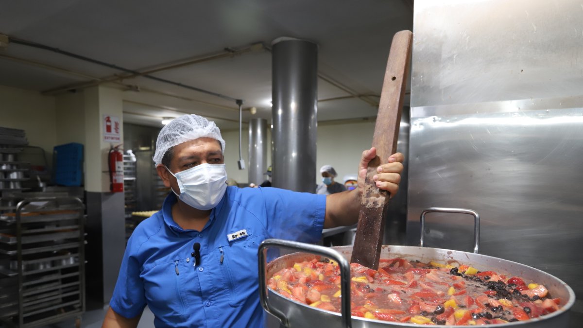 Panadería. Wilson Flores prepara la colada morada para locales de Érick.