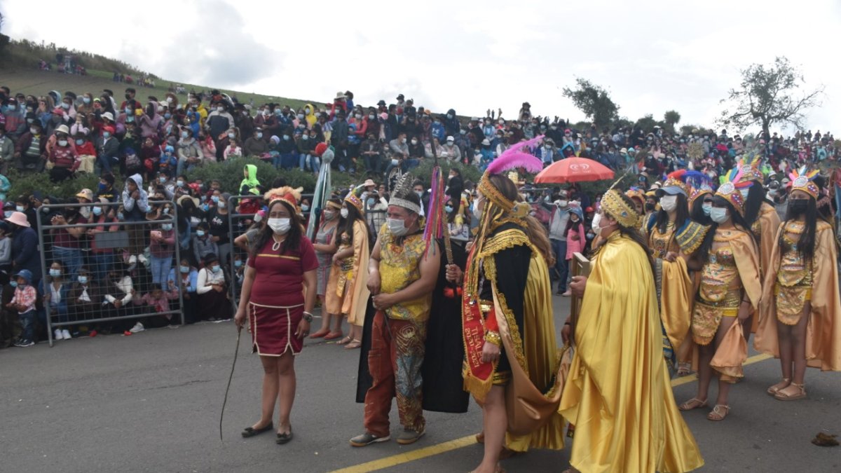 Indígenas. El Cacique Tisaleo recorre la explanada acompañado de su séquito y tropa. Participan cientos de personas. Todas vistiendo con el ropaje propio del personaje que representan.