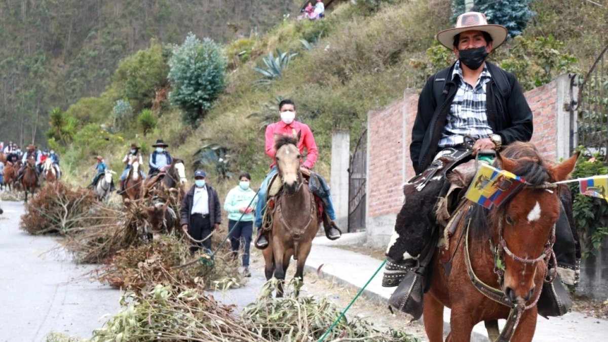 Arrastre. Hablar de las Fiestas de San Francisco del Monte de Cedral es hablar de las entradas de chamizas.