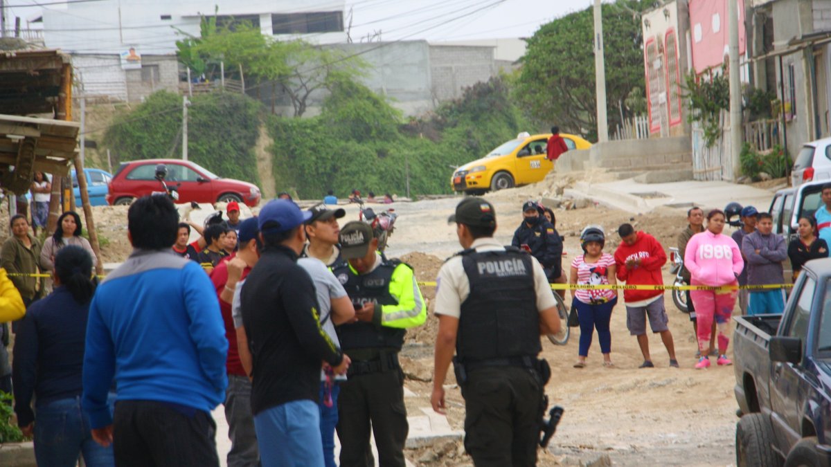 Salinas. Vecinos y policías se apostan en la escena del crimen. La delincuencia no para en la provincia de Santa Elena.