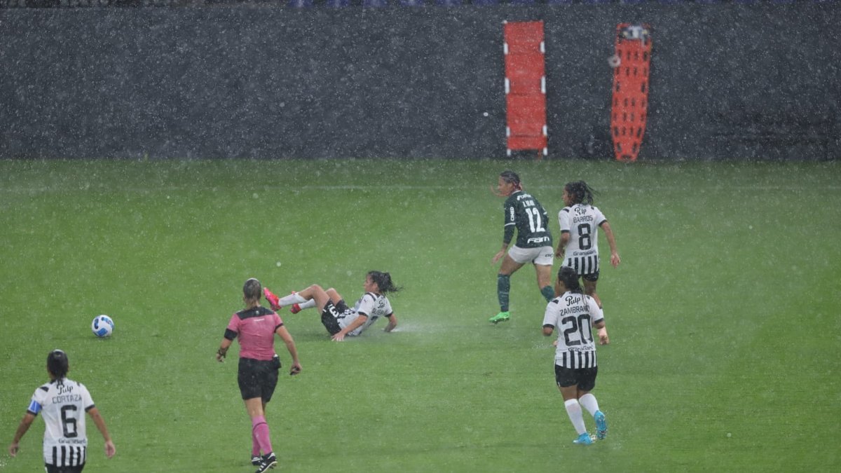 La lluvia complicó el normal desarrollo de las primeras dos jornadas en el estadio Banco Guayaquil.