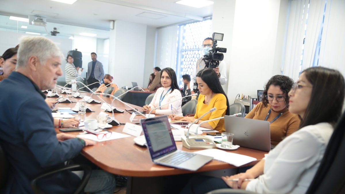 El experto en seguridad, Fernando Carrión (i), también fue a la sesión de la Comisión que investiga el caso Bernal.