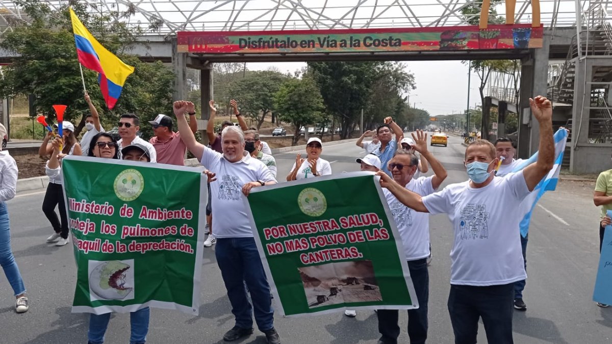 Los residente de vía a la costa protestaron en contra de las canteras que operan en la zona.