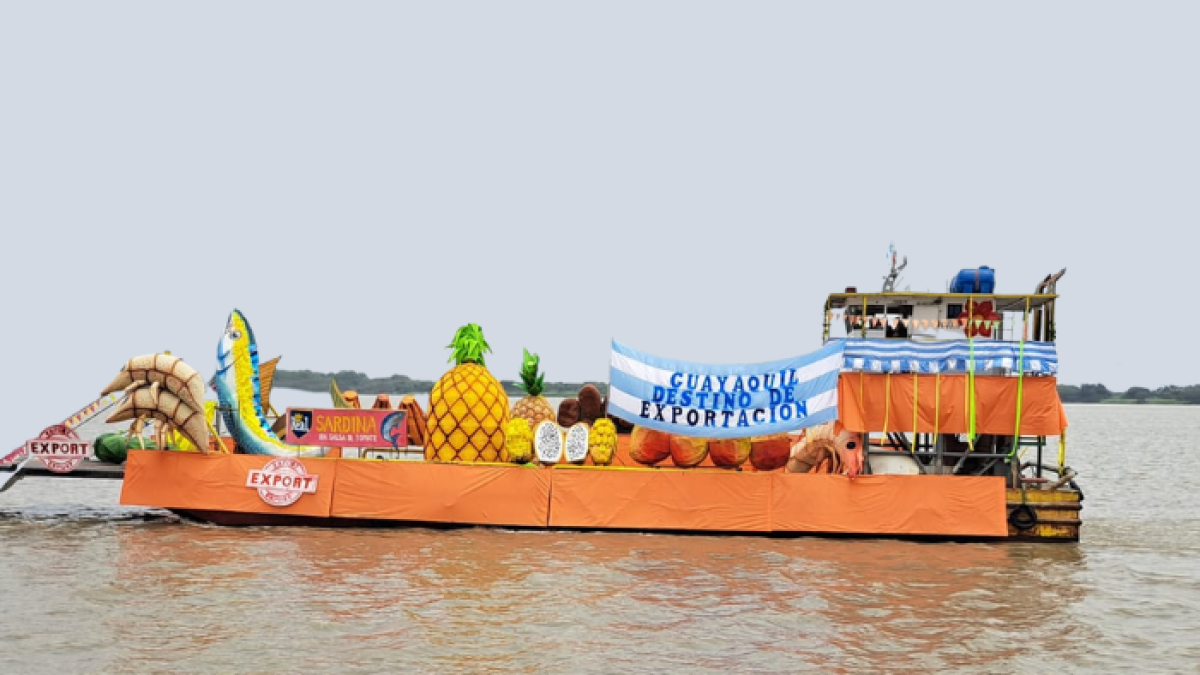 Cientos de personas abarrotan el Malecón 2000 para observar el paso de las 12 naves. Los festejos por los 200 años de independencia de Guayaquil continúan.