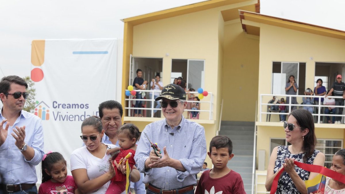 El presidente Guillermo Lasso inauguró un complejo de viviendas en Pedro Carbo.