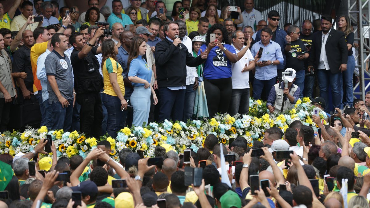 El presidente brasileño Jair Bolsonaro (c), participa en un acto de campaña, el viernes 14 de octubre, en la ciudad de Duque de Caxias, en Río de Janeiro.