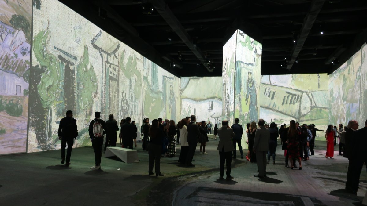 Grupos de personas asisten a la muestra del pintor neerlandés Vincent Van Gogh, referente del post impresionismo