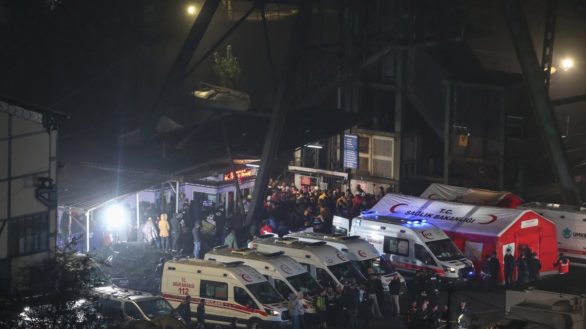 Los servicios de emergencia asisten a los heridos recuperados en el accidente minero ocurrido en la tarde del viernes en la provincia turca de Bartin, costera del Mar Negro