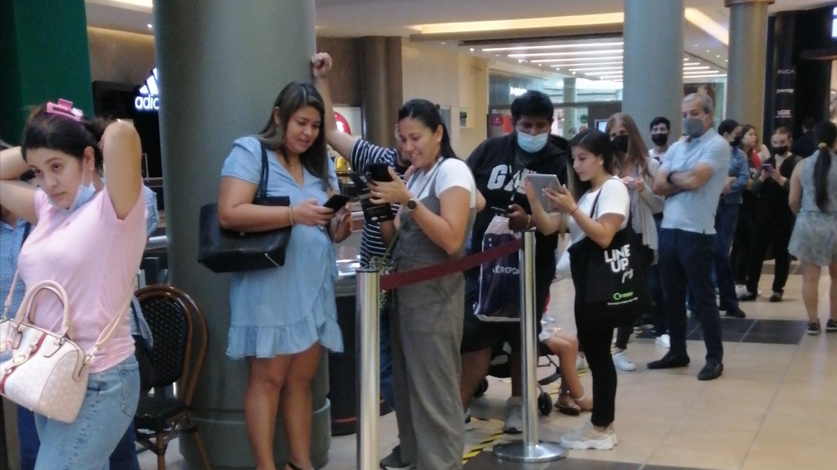 Clientes.- Las personas hicieron fila en el Mall de Sol, en Guayaquil, esperando que abra la tienda Old Navy.
