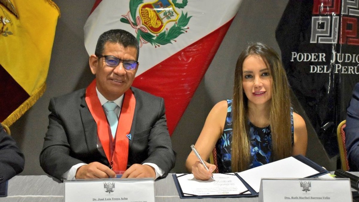 El presidente de Corte Superior de Justicia de Tumbes, José Luis Troya, y la vocal de la Judicatura, Maribel Barreno, en la firma de la Declaración de Tumbes 2022.