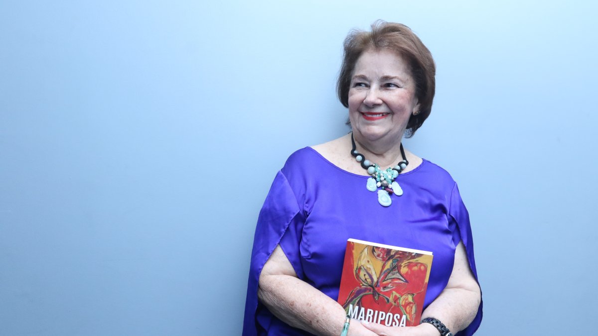 La escritora Norma Plaza de García durante la presentación de su novela 'Mariposa roja'.