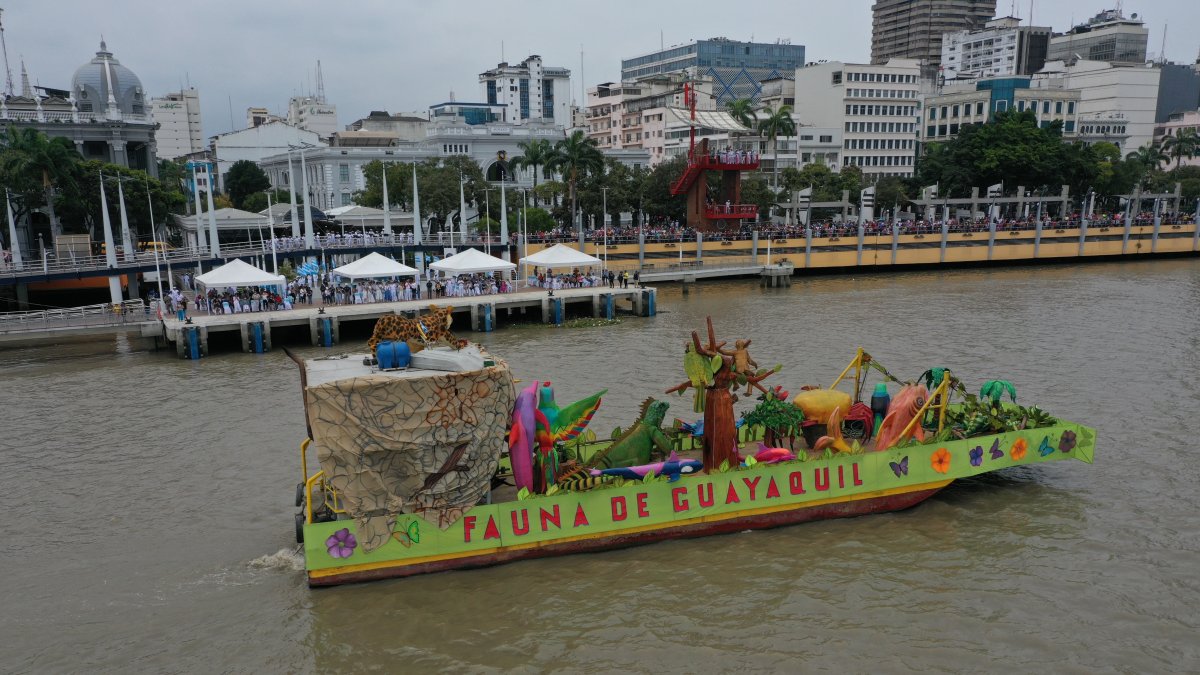 Las alegorías navegaron 3 kilómetros por el río Guayas, como parte des desfile náutico.