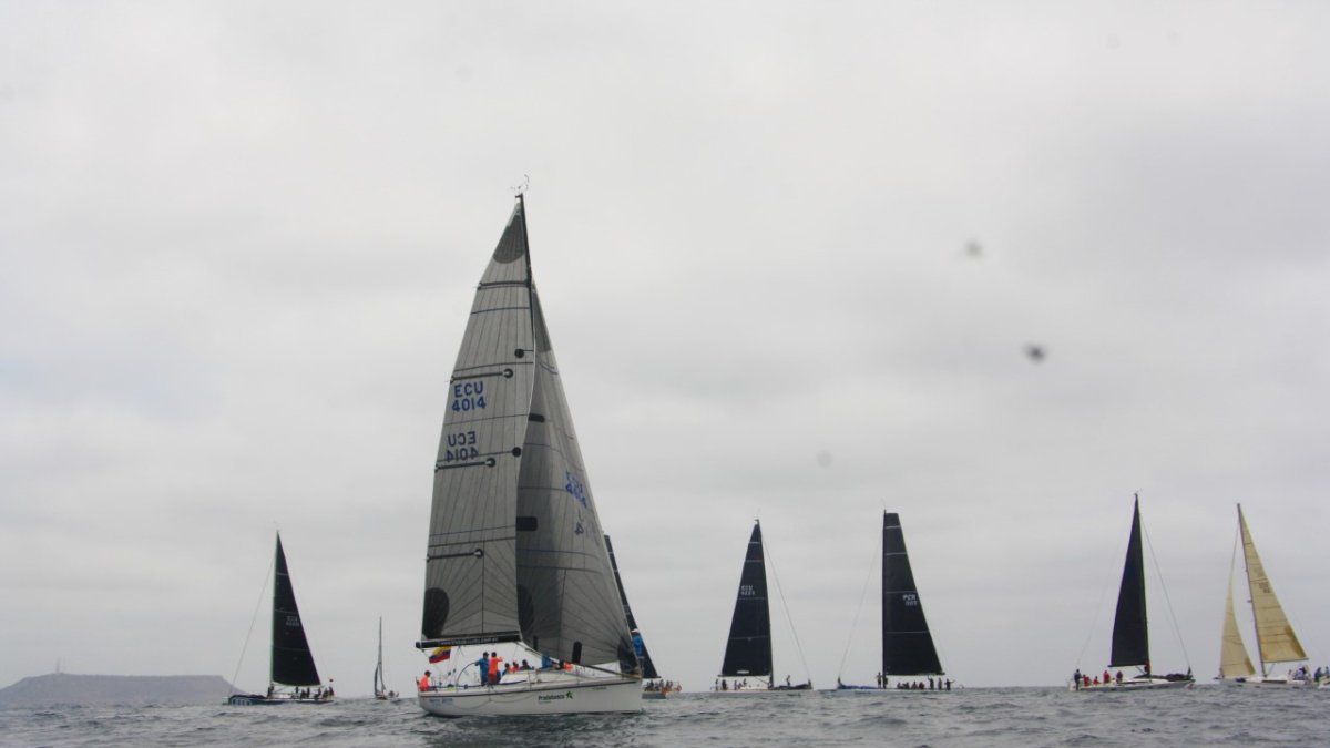 Las embarcaciones partieron desde Salinas.