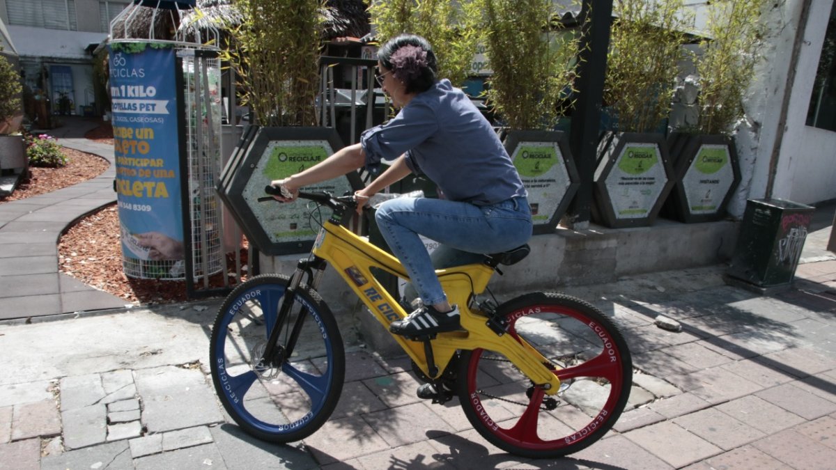 Disponibles. En un mes ya se han fabricado nueve bicicletas con botellas. Una fue para la Costa.