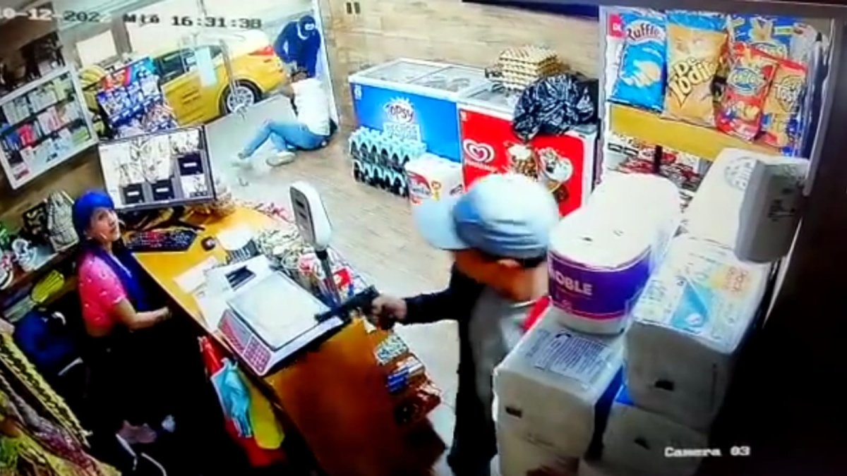 Robo. Dos hombres armados amedrentaron a clientes y trabajadoras.
