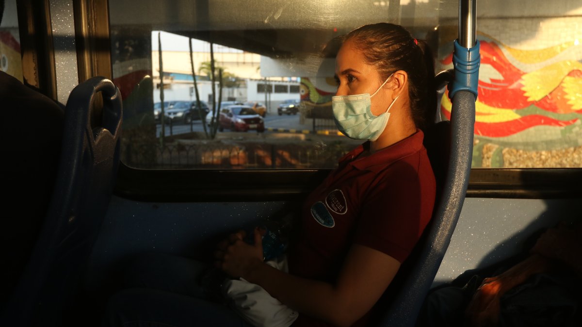 Los usuarios  del transporte urbano cuentan los minutos por llegar lo más pronto a su destino. Temen ser asaltados.