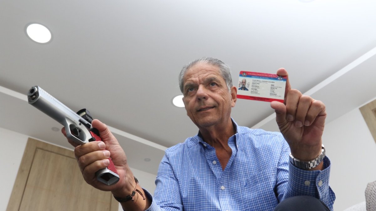 Deportista. Joaquín Flor maneja armas desde hace 40 años. Muestra su permiso para portar una pistola.