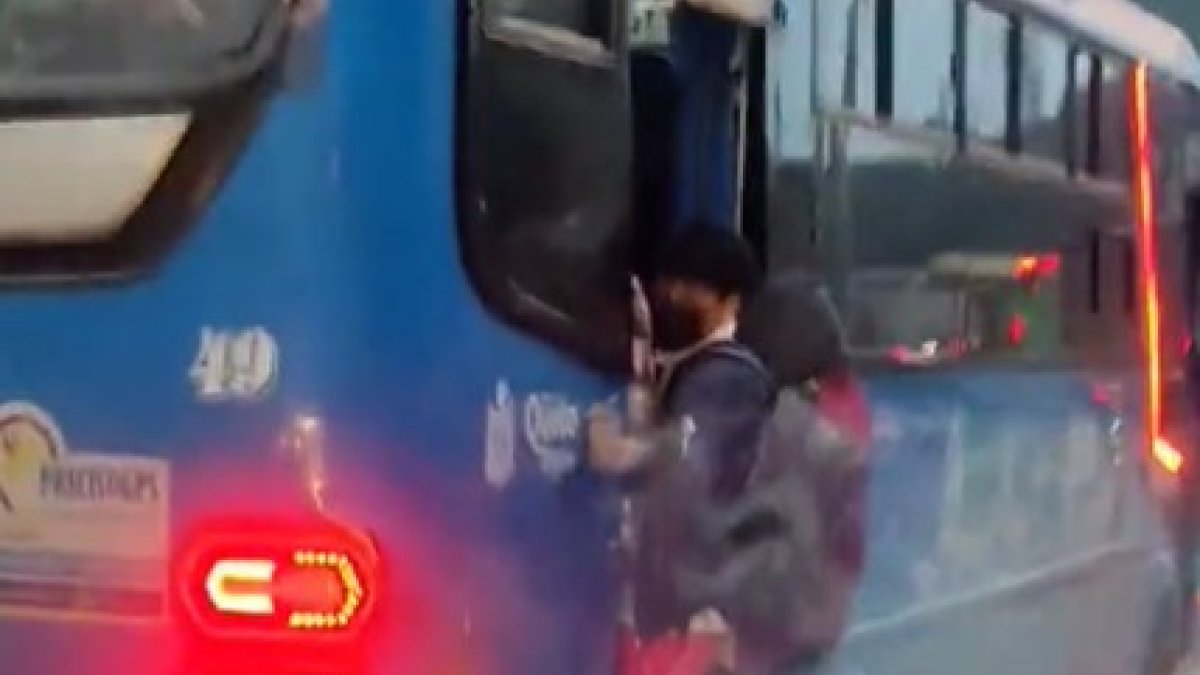 Denuncia. Un estudiante de colegio apenas se sostiene con una sola mano.