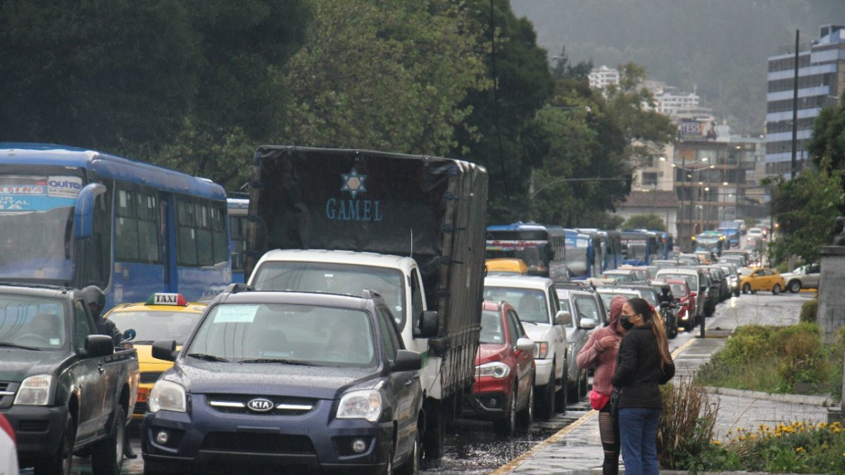 Situación. Durante el fin de semana el panorama no cambió. Usuarios hablaban de atascos que dejaban moverse dos cuadras en cuarenta minutos.