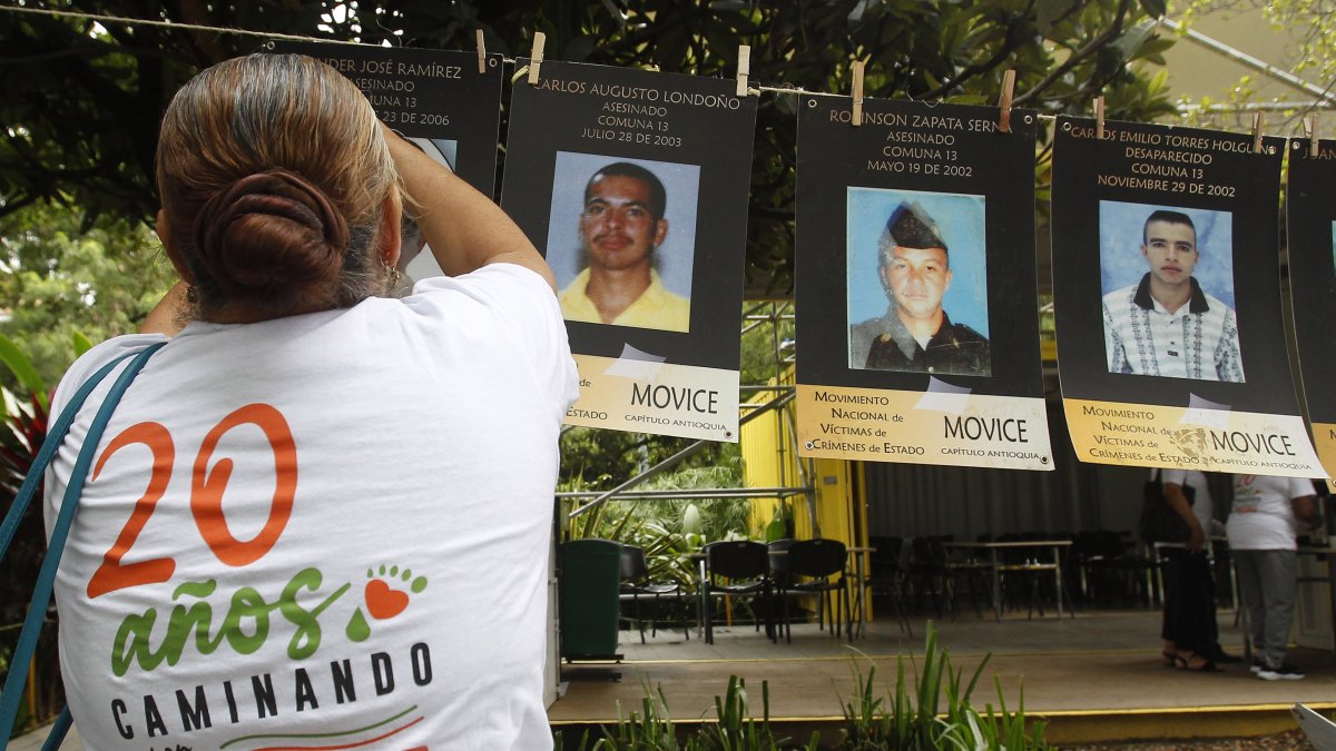 Una integrante del colectivo 'Mujeres Caminando por la Verdad', participa el 14 de octubre de un acto de conmemoración de los 20 años de la operación Orión, en Medellín.