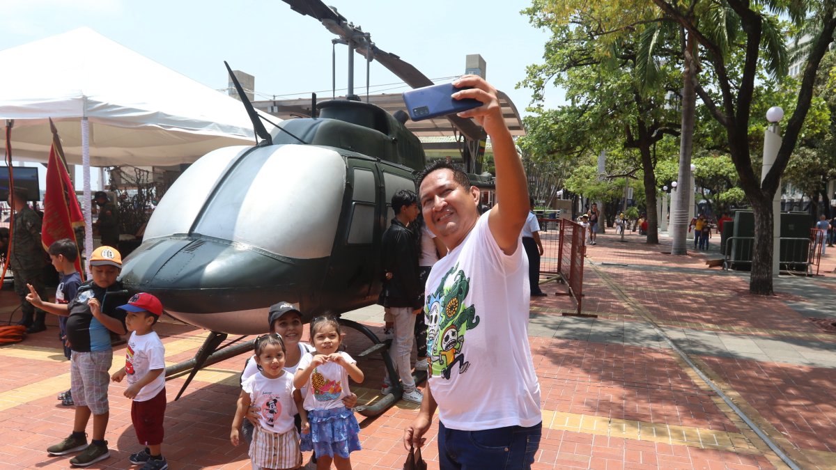 Los niños pudieron apreciar de cerca un helicóptero.