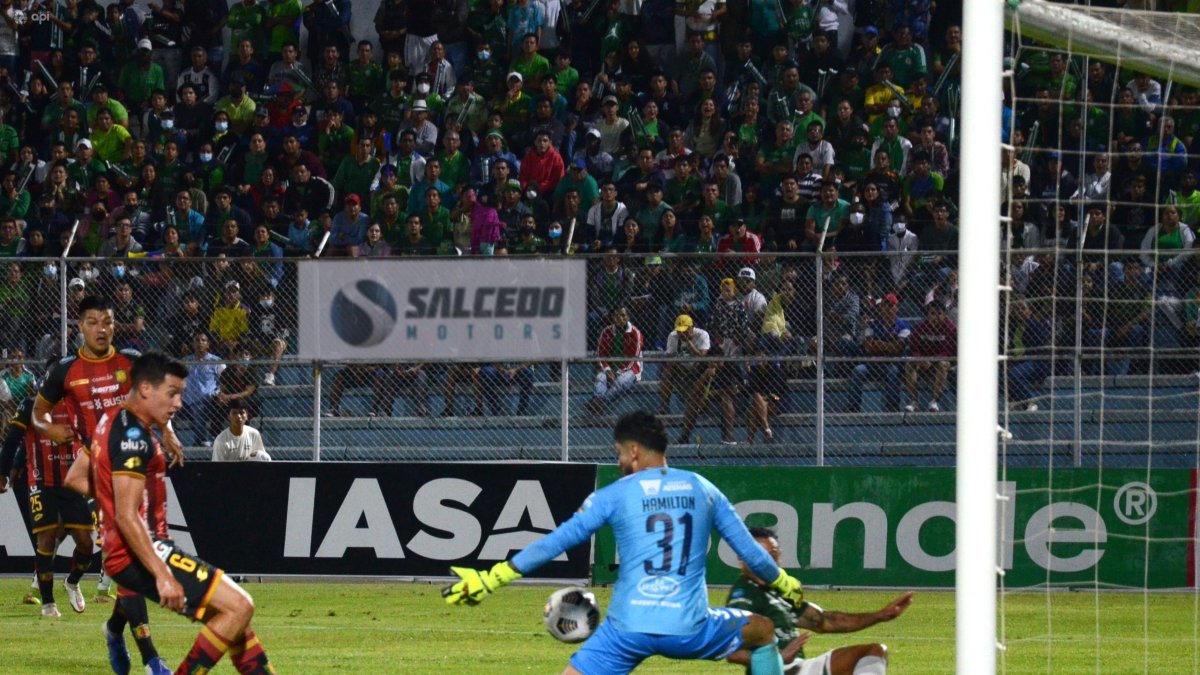El partido entre Orense y Deportivo Cuenca sirvió para la inauguración del sistema de iluminación artificial.