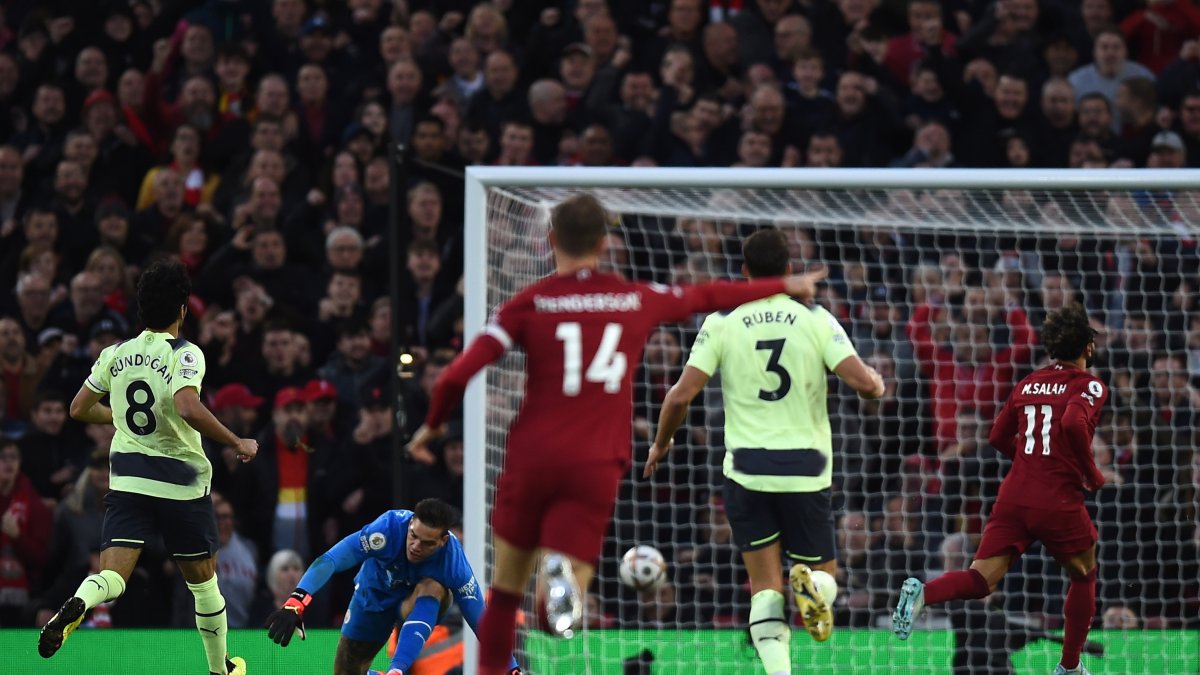 Mohamed Salah anota el único gol del partido entre Liverpool y Manchester City.