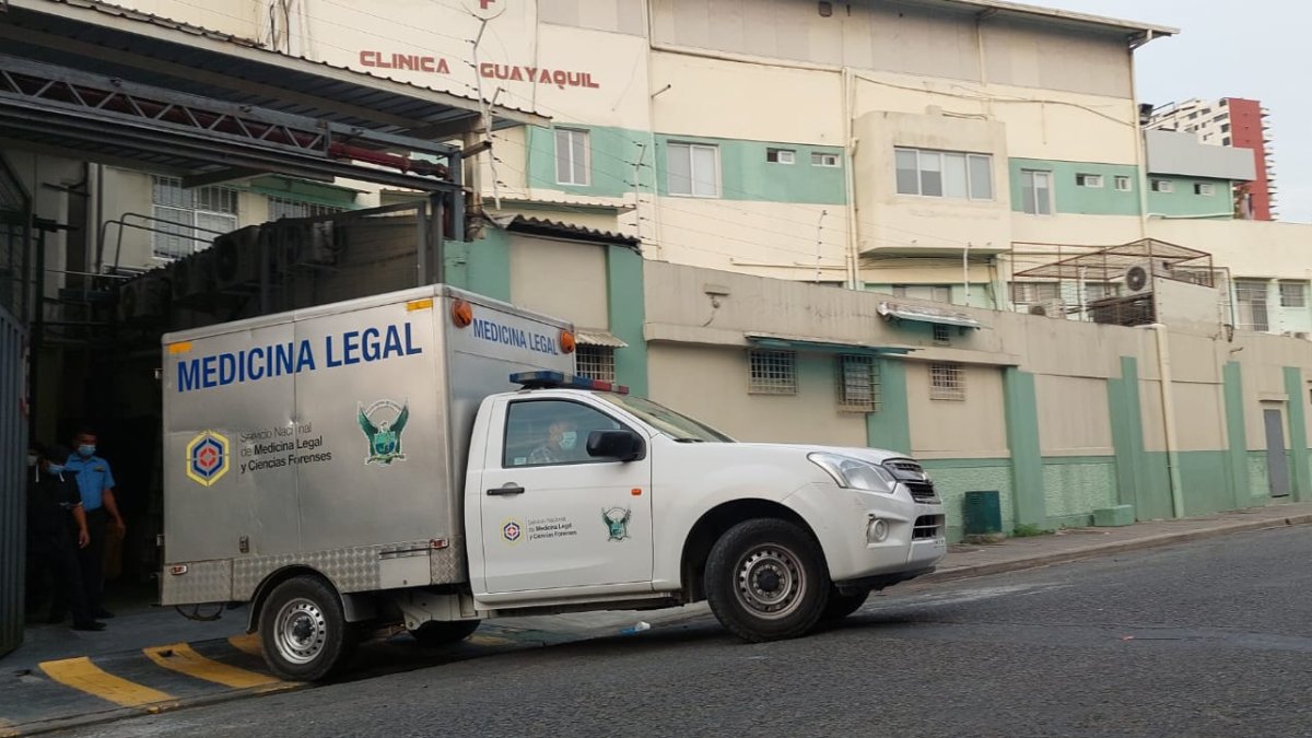 El personal de Medicina Legal acudió a la Clínica Guayaquil para retirar el cuerpo de Songor.