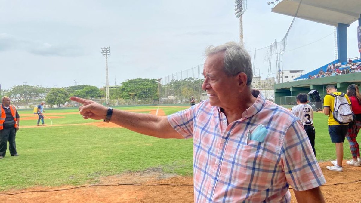 Bonifacio Morán señala el campo de juego que, dice, fue como su segundo hogar.