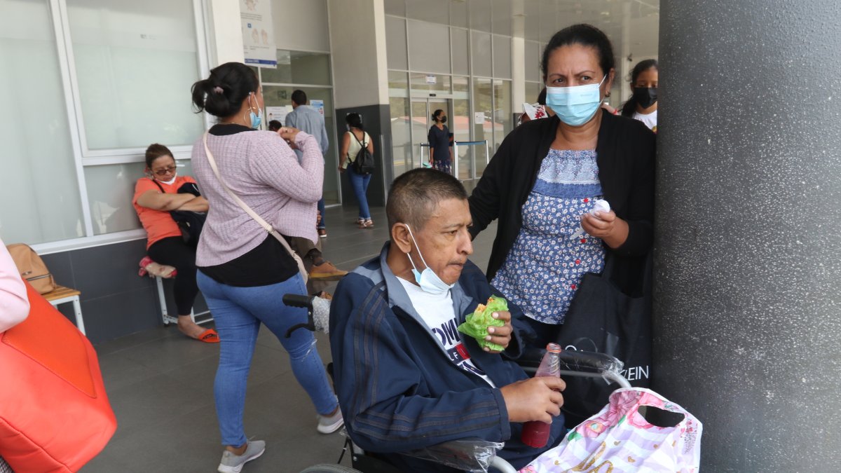 Moncada mientras espera la atención en el hospital del IESS Los Ceibos en Guayaquil.