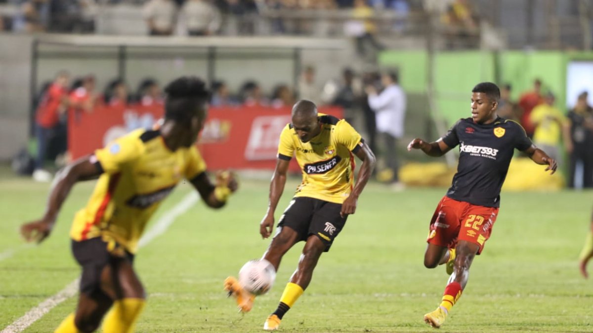 Barcelona se enfrentó a Aucas en el estadio Los Chirijos de Milagro