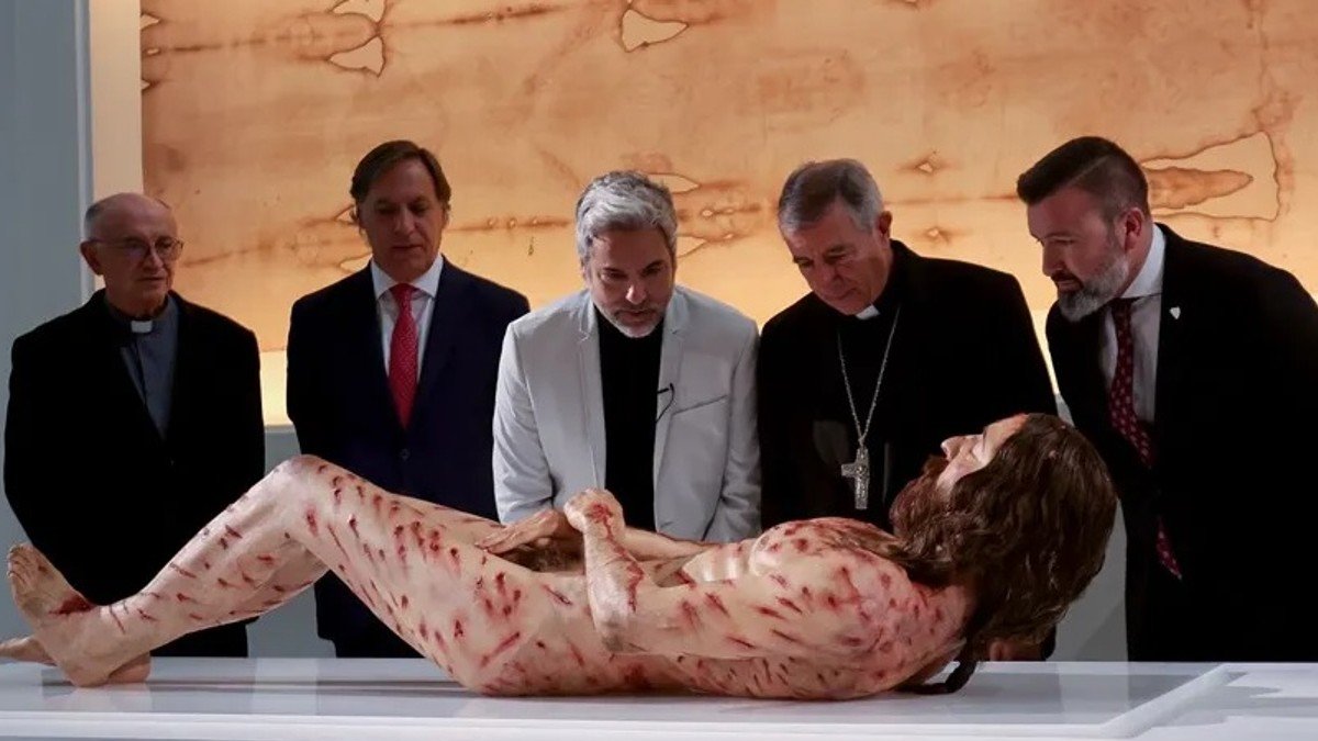 The Mistery Man muestra el cuerpo de Jesús tras morir.