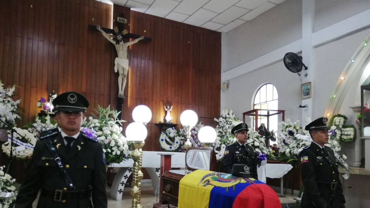 Los uniformados acompañan los restos de Verónica Songor antes de su traslado a Loja