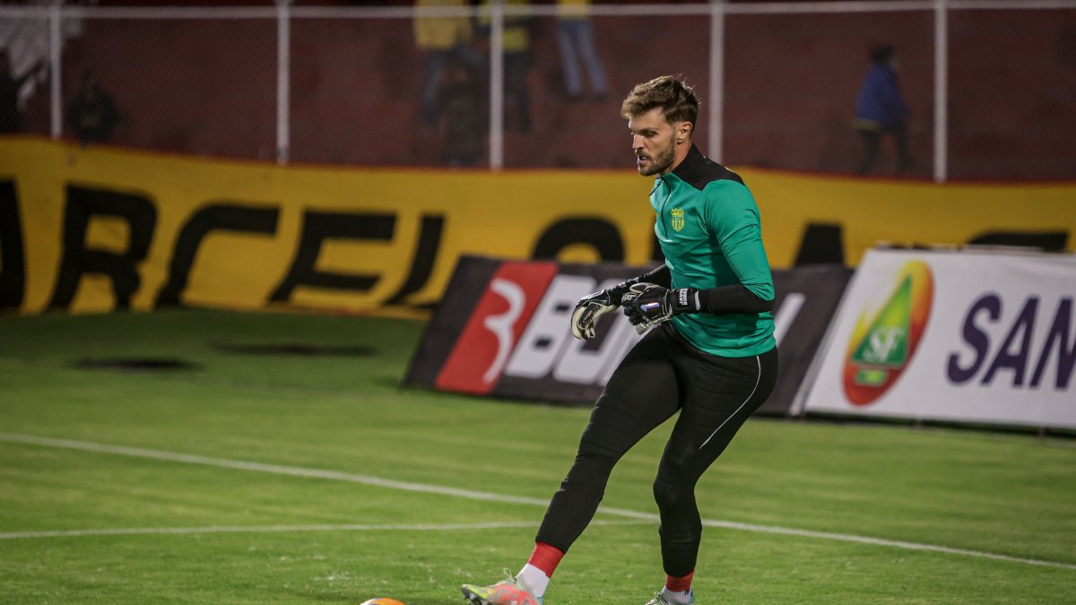 El portero Javier Burrai realizando labores de calentamiento.
