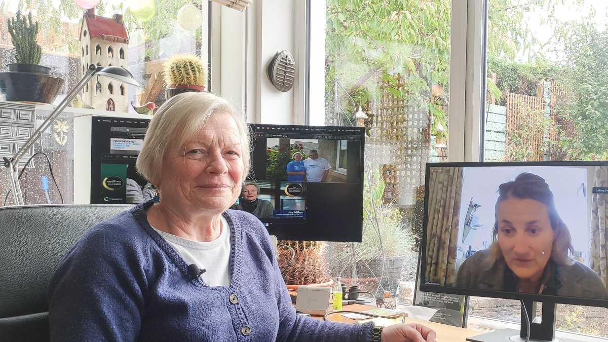 Joy Milne, y en la pantalla del ordenador la investigadora Perdita Barran.