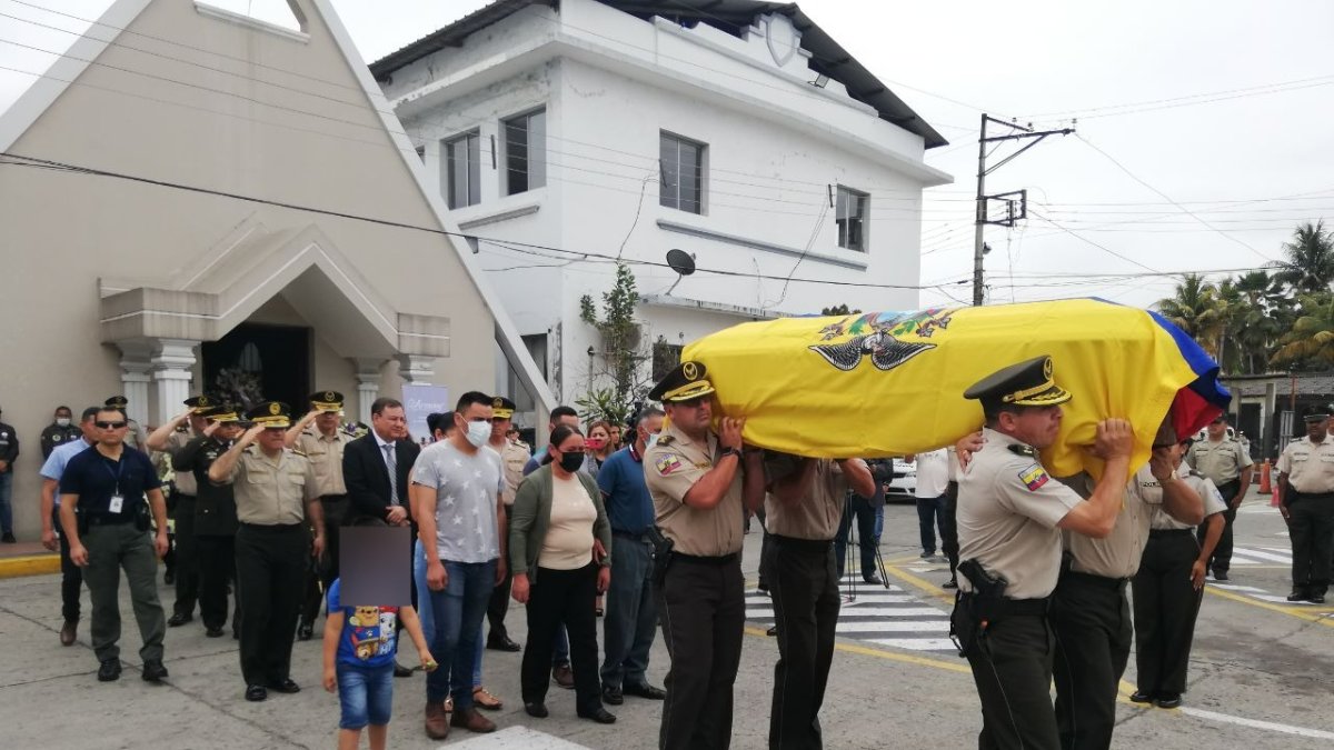 Luego de la misa de cuerpo presente, oficiada por el sacerdote Francisco León los restos de Songor fueron retirados de la capilla