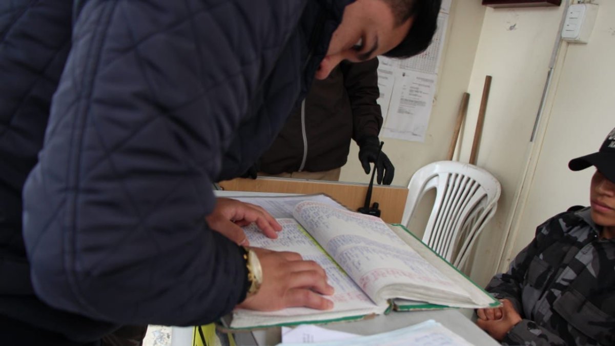 Diligencia. Expertos revisan la bitácora de ingresos al centro en el que está recluida Joselyn Sánchez.