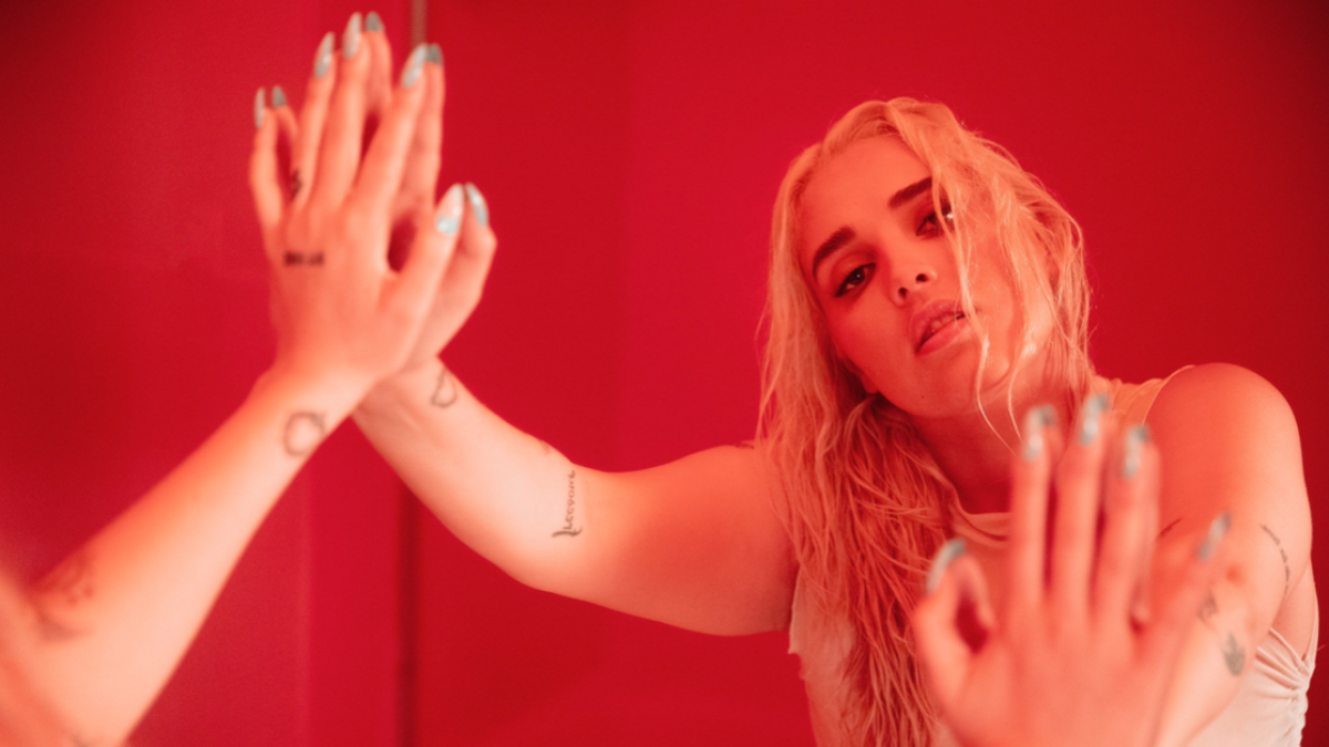 Elena Rose nació en Estados Unidos y fue criada entre Venezuela y Puerto Rico. Ha escrito canciones para Rauw Alejandro, Karol G, Daddy Yankee, entre otros.