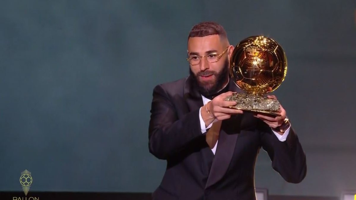 Karim Benzema levanta el Balón de Oro otorgado el mejor jugador del mundo de la temporada 2021-2022.