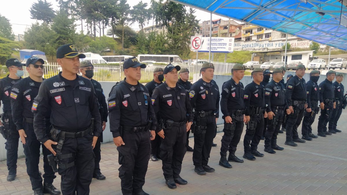 En el comando se mantenían las banderas a media asta en señal de homenaje a la oficial de la Policía.