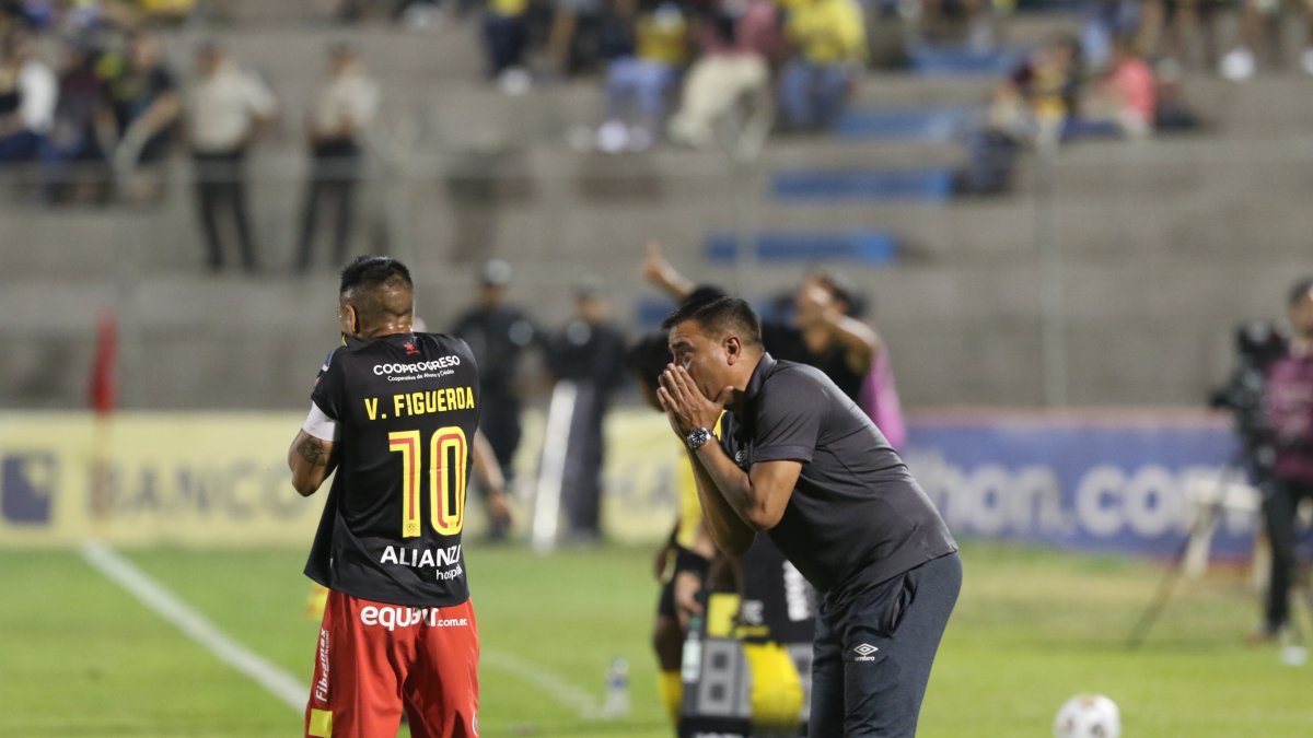 César Farías (d) está implementando un proyecto a largo plazo. Decidió la no renovación de Víctor Figueroa (i).