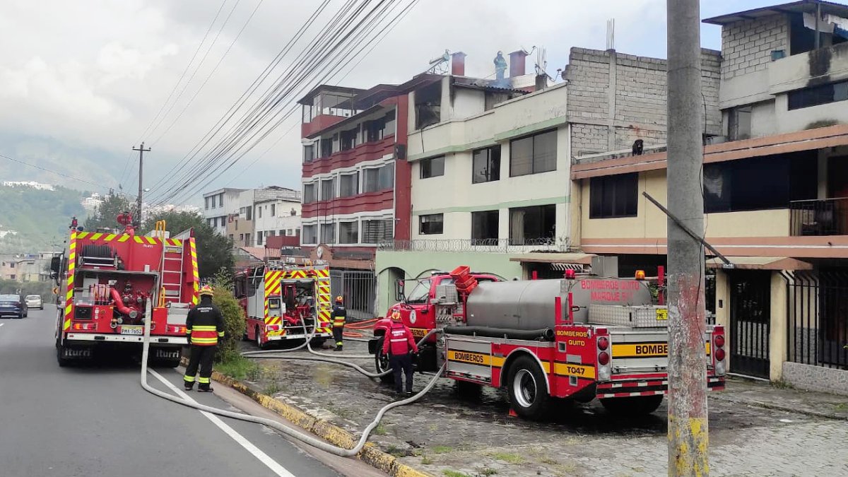 El incendió se registró pasando el sector de El Trébol, dirección valle –
Quito.