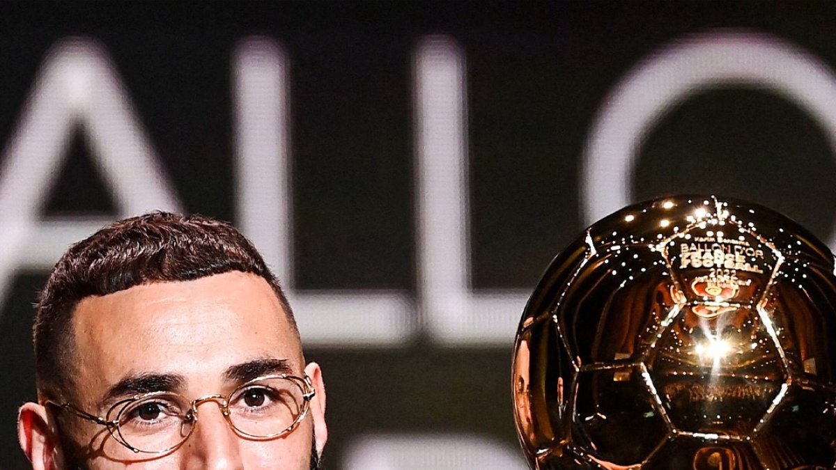 El delantero del Real Madrid, Karim Benzema levanta su primer Balón de Oro en el Théâtre del Châtelet de París. 