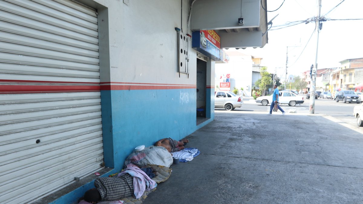 Calle. Los ‘clientes’ llegan a cualquier hora del día a dormir en los portales.