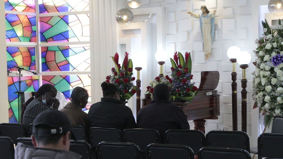 Familiares del futbolista velaron sus restos en una funeraria de San Carlos.