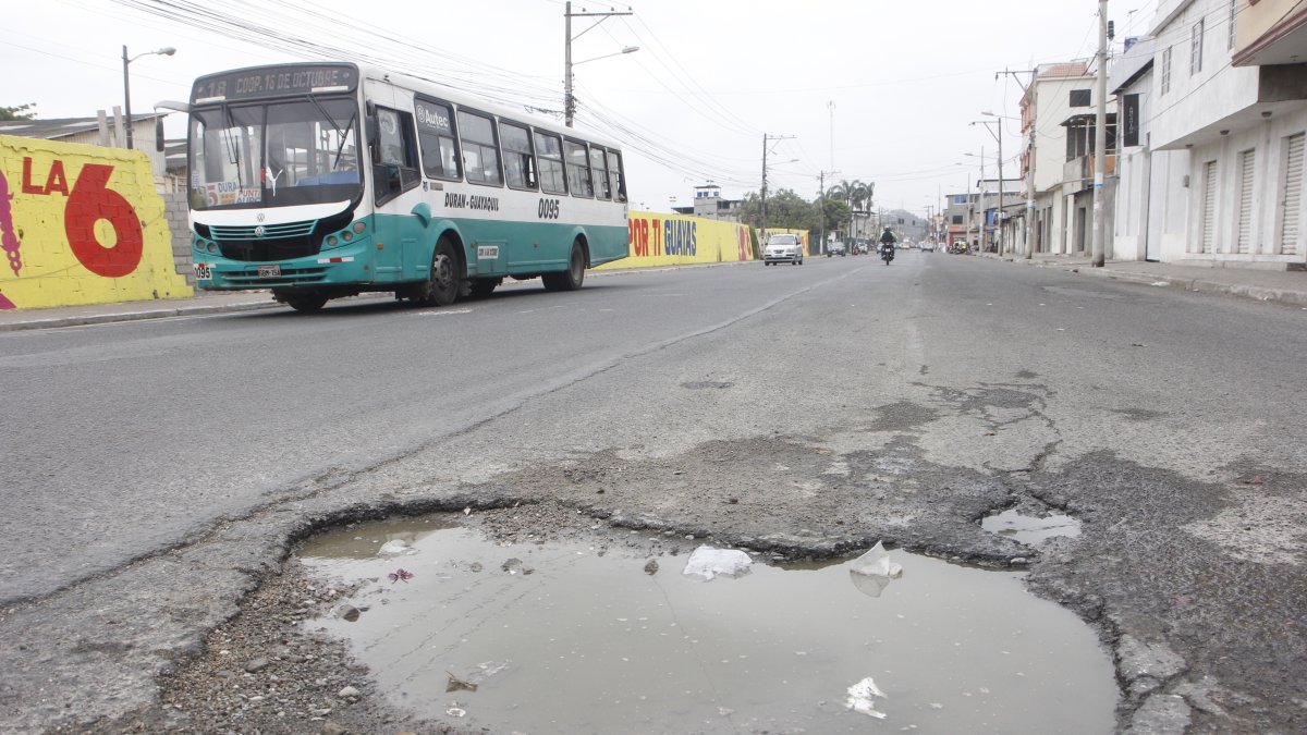 Daño. A lo largo de la avenida Samuel Cisneros, en el centro de Durán, se observan grandes huecos en la vía.