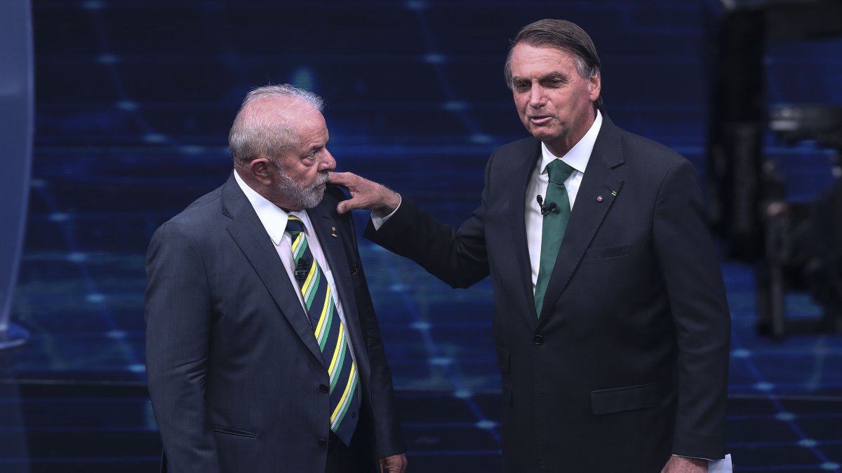 El exmandatario progresista Luiz Inácio Lula da Silva (i) y el ultra derechista Jair Bolsonaro (d) participaron del primer debate presidencial.
