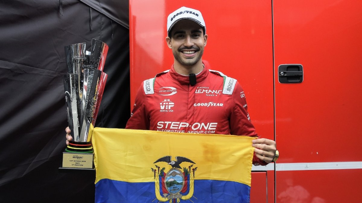 El piloto Juan Manuel Correa con la bandera de Ecuador y el trofeo tras ganar la última válida de la European Le Mans Series.