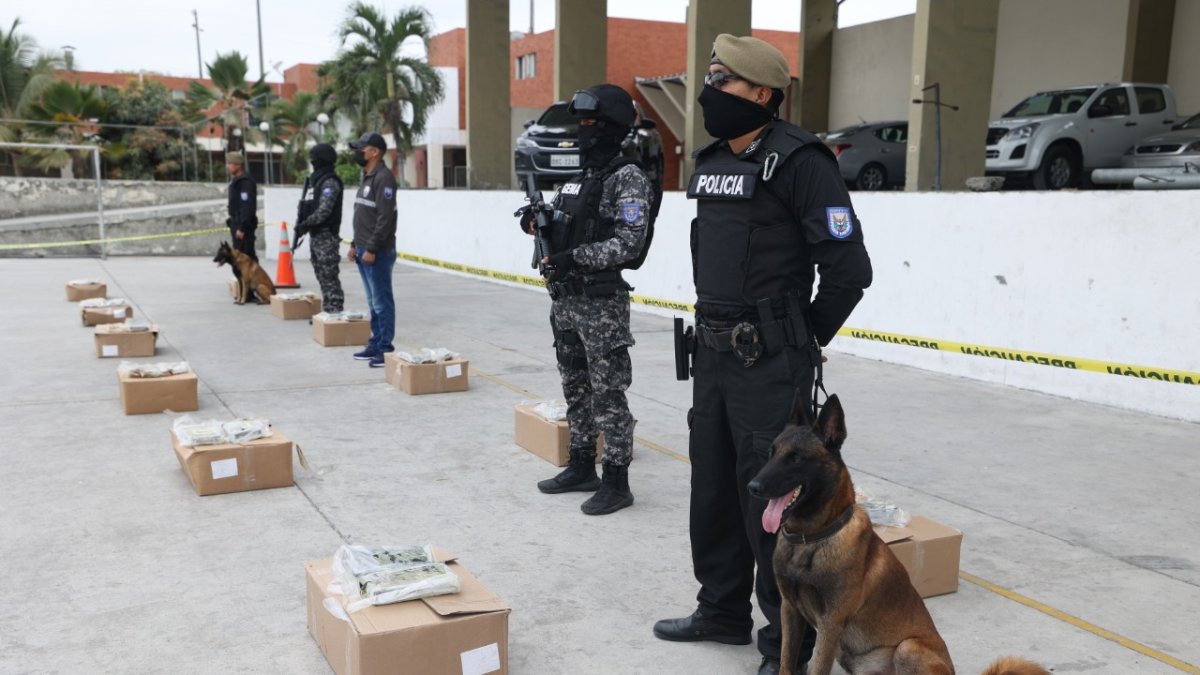 Diligencia. Miembros de la Policía durante la presentación de la droga.